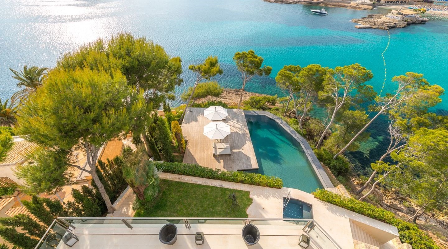 Beachfront Modern Luxury Villa with Spectacular Views in Camp de Mar
