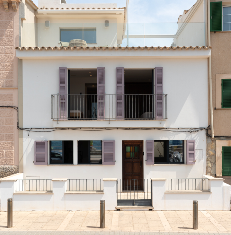 Unique Luxury Frontline Townhouse Directly on the Beach in Portixol